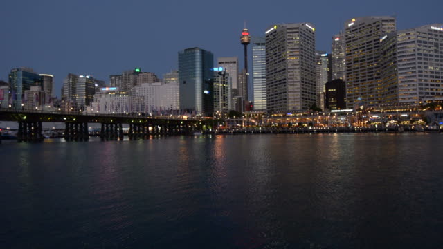 Skyline-von-Sydney-Darling-Harbour-in-der-Dämmerung-Nacht