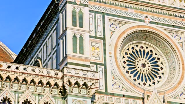 Vista-de-primer-plano-de-la-Basílica-de-Santa-Maria-del-Fiore-en-Florencia