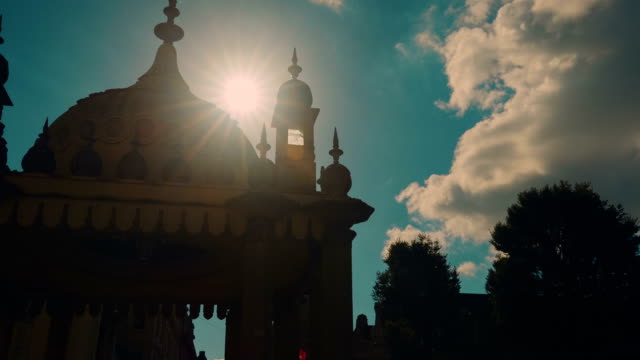 Niedrige-wichtige-Silhouette-Schuss-von-dem-berühmten-Königspalast-Pavillon-in-der-Stadt-von-Brighton,-England,-UK