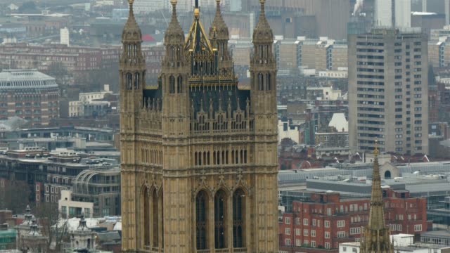 Uno-de-los-edificios-más-altos-de-Londres-con-una-bandera-en-la-parte-superior