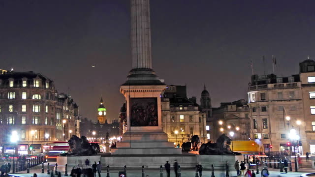 People-flocks-on-the-monument-in-a-rotonda-in-London