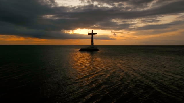 Cruz-católica-en-el-mar
