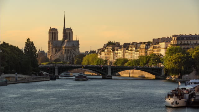 Notre-Dame-de-Paris-Cathedral,-Ile-Saint-Louis-und-die-Seine-an-einem-Sommernachmittag