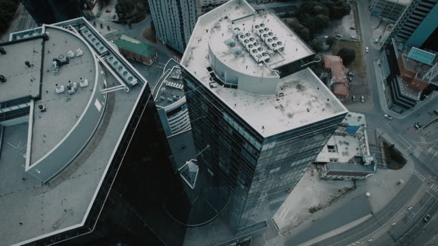 Luftbild-Drohne-Schuss-einer-Stadt-Innenstadt-mit-Glas-Wolkenkratzer-und-Verkehr.