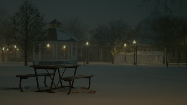 Park-bench-in-the-snow