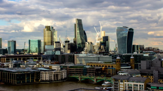 Edificios-de-negocios-y-río-Támesis,-vista-panorámica,-Londres,-Reino-Unido,-lapso-de-tiempo