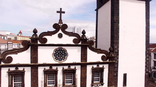 St.-Sebastian-Kirche-mit-Glockenturm-in-Ponta-Delgada-auf-Sao-Miguel,-Azoren,-Portugal.