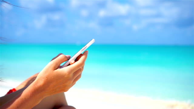 Junge-Frau-Nutzung-Telefon-während-der-tropischen-Strandurlaub.-Closeup-mobile-Smartphone.