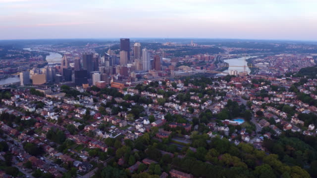 Luftaufnahme-von-Pittsburgh-in-der-Abenddämmerung