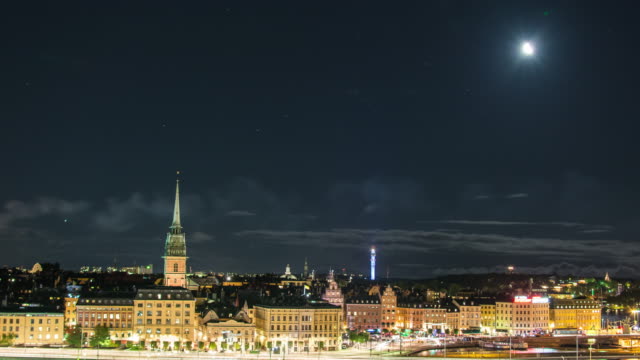 Gamla-Stan-Stockholm-Skyline-bei-Nacht-4K-Zeitraffer-kippen.-Alte-Stadt-Stadtbild,-Brücke-mit-Verkehr
