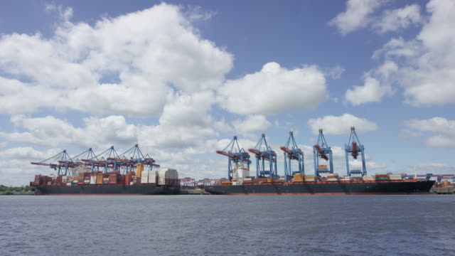 Vista-de-buques-portacontenedores-en-Hamburgo-terminal-contenedores