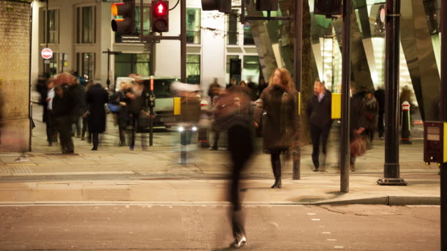 Fußgänger-überqueren-einer-Straße-in-der-Nacht,-London,-England