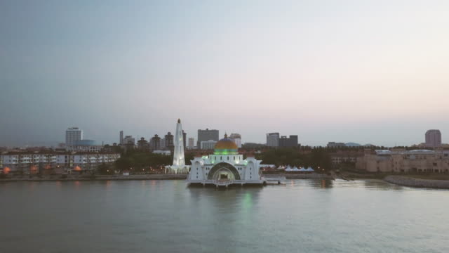 Luftaufnahmen---Sonnenaufgang-in-eine-Moschee,-die-Malakka-Meerenge