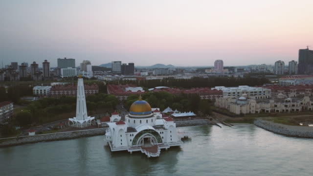 Aerial-Footage---Dawn-at-a-mosque,-The-Melaka-Straits-Mosque