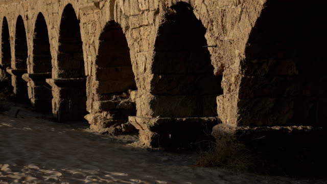 Abfallend-auf-antike-römische-Aquädukt-in-Israel