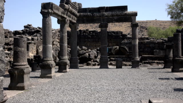 Alto-negro-columnas-de-pie-donde-antiguo-templo-fue