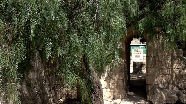 A-través-del-pequeño-agujero-en-la-pared-de-piedra-en-Israel