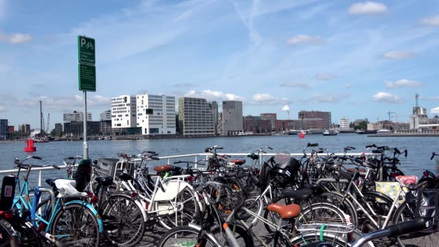 Bicicletas-ciudad-de-Amsterdam,-Amstel,-edificios,-arquitectura,-4K