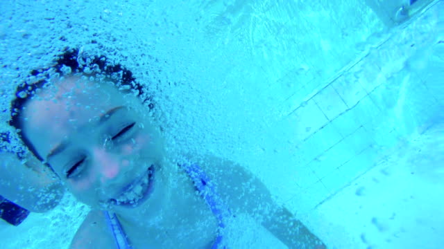 Imágenes-submarinas-de-niños-saltando-y-buceo-en-la-piscina