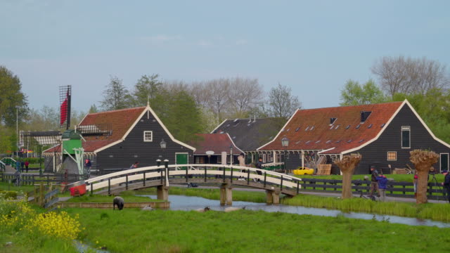 Kleine-schöne-Holzhäuser-im-Dorf