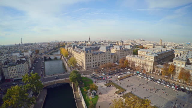 Vista-aérea-de-París-con-la-Catedral-de-Notre-Dame