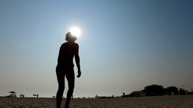 Silhouette-der-schönen-Frau-Fotomodell-mit-fitten-Körper-Spaziergang-am-Strand