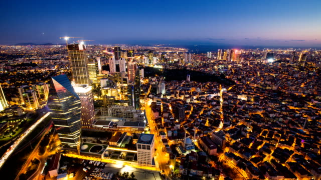 Zeitraffer-auf-der-Dachterrasse-Blick-auf-Istanbul-Stadtbild-und-goldene-Horn-in-der-Nacht