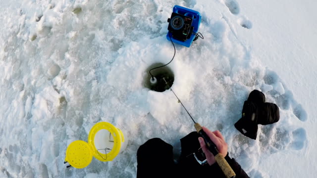 Pescador-de-hielo-pesca-en-región-Nevado