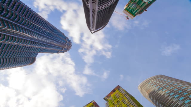 Rotar-vista-Timelapse-sobre-rascacielos-edificios-corporativos-de-ciudad-de-Kuala-Lumpur