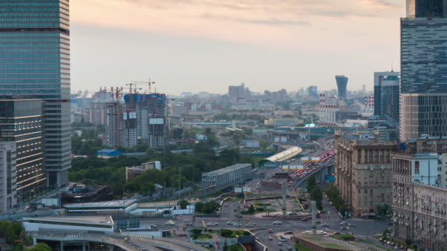 Russland-Sonnenuntergang-Moskau-Stadt-Kutuzovsky-Verkehr-auf-dem-Dach-Panorama-4k-Zeitraffer