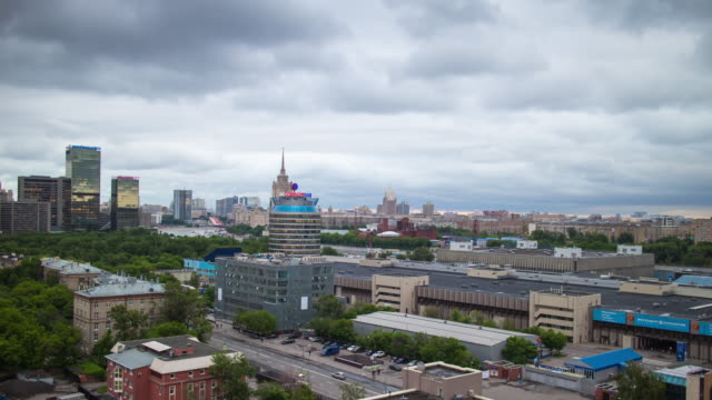 Russland-Regentag-Sturm-Himmel-Moskau-Stadtbild-auf-dem-Dach-Panorama-4k-Zeitraffer