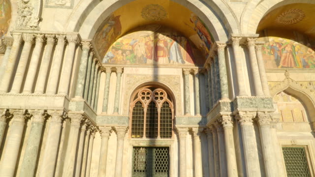 Die-Basilica-di-San-Marco-in-Venedig-Italien