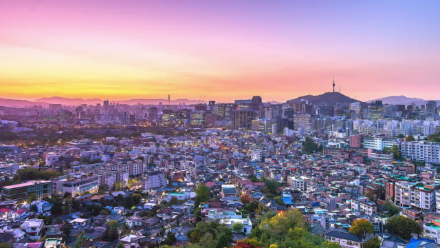 4K-Zeitraffer-von-Seoul-Tower-unter-Stadt-Seoul,-Südkorea