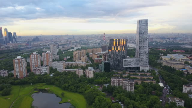 Russland-Moskau-Sonnenuntergang-Himmel-wohnen-blockieren-Stadtbild-aerial-Panorama-4k