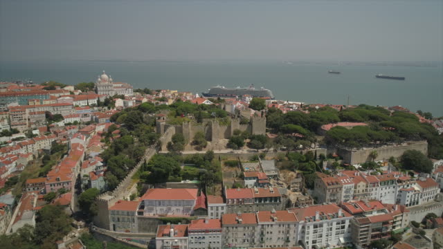 Portugal-sonnigen-Tag-Lissabon-Bucht-Liner-Park-Schloss-Antenne-Stadtpanorama-4k