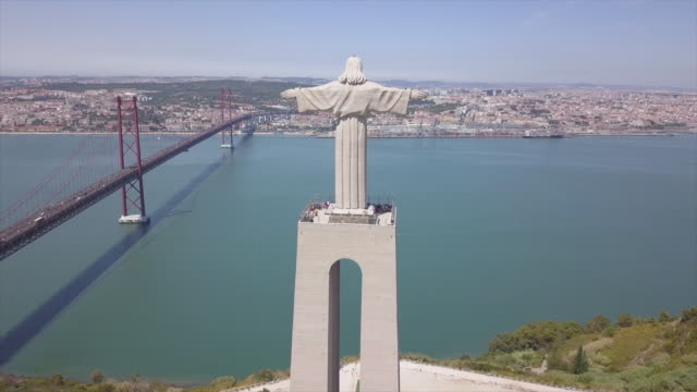 sonnigen-Tag-Lissabon-Stadt-von-Portugal-Christkönig-berühmten-Denkmal-aerial-Panorama-4k