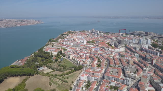 Portugal-Sommer-Tag-Lissabon-Stadt-Christkönig-Denkmal-quadratische-Antenne-Panorama-4k
