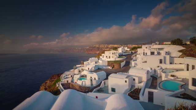 panorama-de-tejados-Bahía-de-puesta-de-sol-cielo-famosa-santorini-isla-oia-ciudad-4-tiempo-k-caer-Grecia