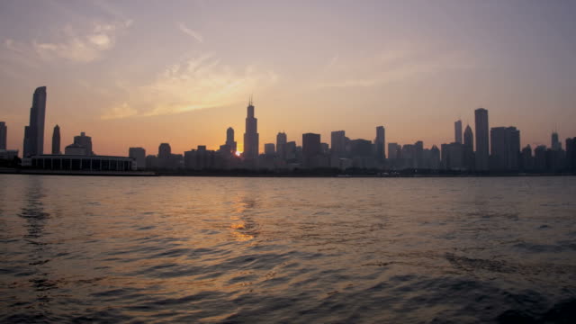 Lake-Michigan-Wolkenkratzer-Downtown-Chicago-bei-Sonnenuntergang-America
