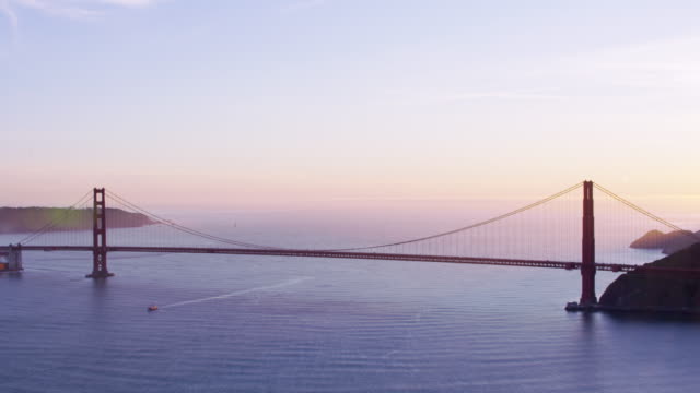 Vista-aérea-del-puente-de-Golden-Gate-al-atardecer