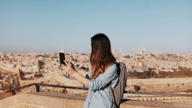 Niedliche-touristischen-Mädchen-Gespräche-über-Videoanruf.-Jerusalem-Israel.-Ziemlich-europäische-Reisende-Frau-lächelt-glücklich-und-aufgeregt.-4K