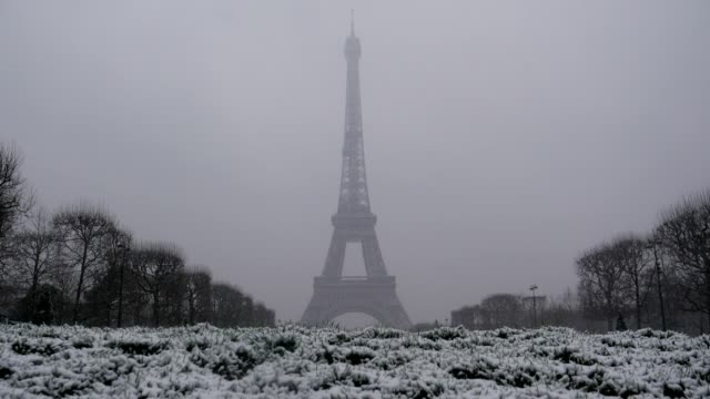 Verschneiter-Tag-in-Paris,-Eiffelturm,-Frankreich