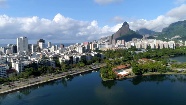 Fliegen-über-Wasser-am-Strand-von-Ipanema-mit-Bergen-in-der-Ferne.-Rio-De-Janeiro
