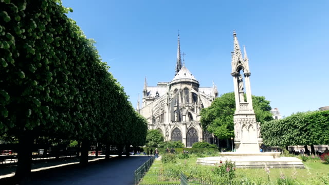Fontain-Jungfrau-und-Notre-Dame-de-Paris-eine-mittelalterliche-katholische-Kathedrale-in-Paris,-Frankreich