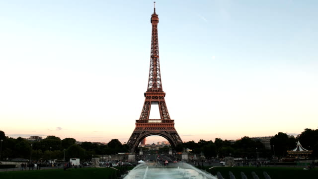 abends-Blick-auf-den-Eiffelturm-in-Paris,-Frankreich