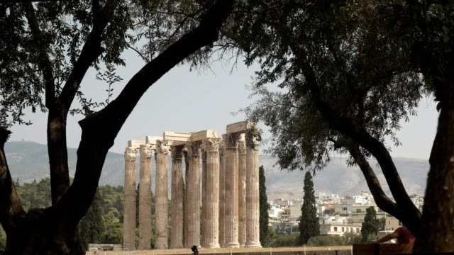 Ruinen-des-Zeustempels,-umrahmt-von-Olivenbäumen-in-Athen,-Griechenland