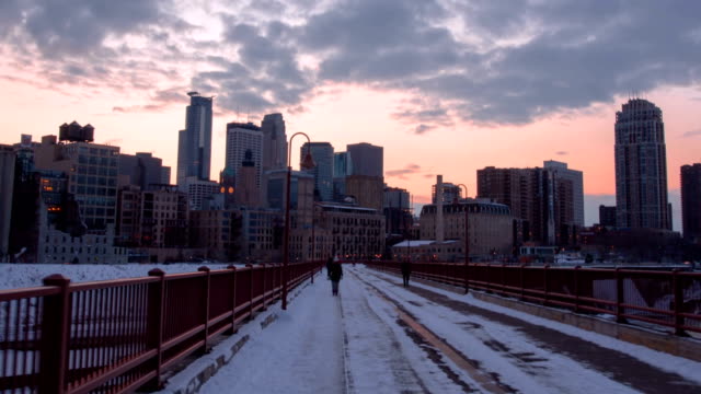 Hyperlapse-Minneapolis---puente-de-arco-de-piedra---buscando-en-el-centro-de-la-ciudad