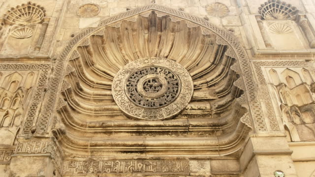 Zoom-in-Schuss-von-der-Fassade-der-al-Aqmar-Moschee-in-Kairo-Ägypten