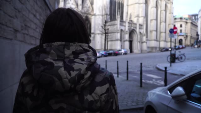 chica-turista-camina-y-mira-a-puntos-de-interés-de-la-ciudad-de-Bruselas-Bélgica