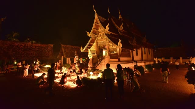 4k,-timelapse,-tonelada-Kwen-templo,-Chiangmai,-Tailandia-–-mayo-de-2017:-pueblo-la-luz-velas-y-rezar-en-el-templo-de-Kwen-Ton-a-la-Visakha-Bucha-día.-Ruido-y-clip-ISO-alta